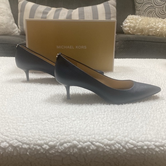 Michael Kors - MK Flex - Leather Kitten Heel. NAVY - Picture 5 of 8
